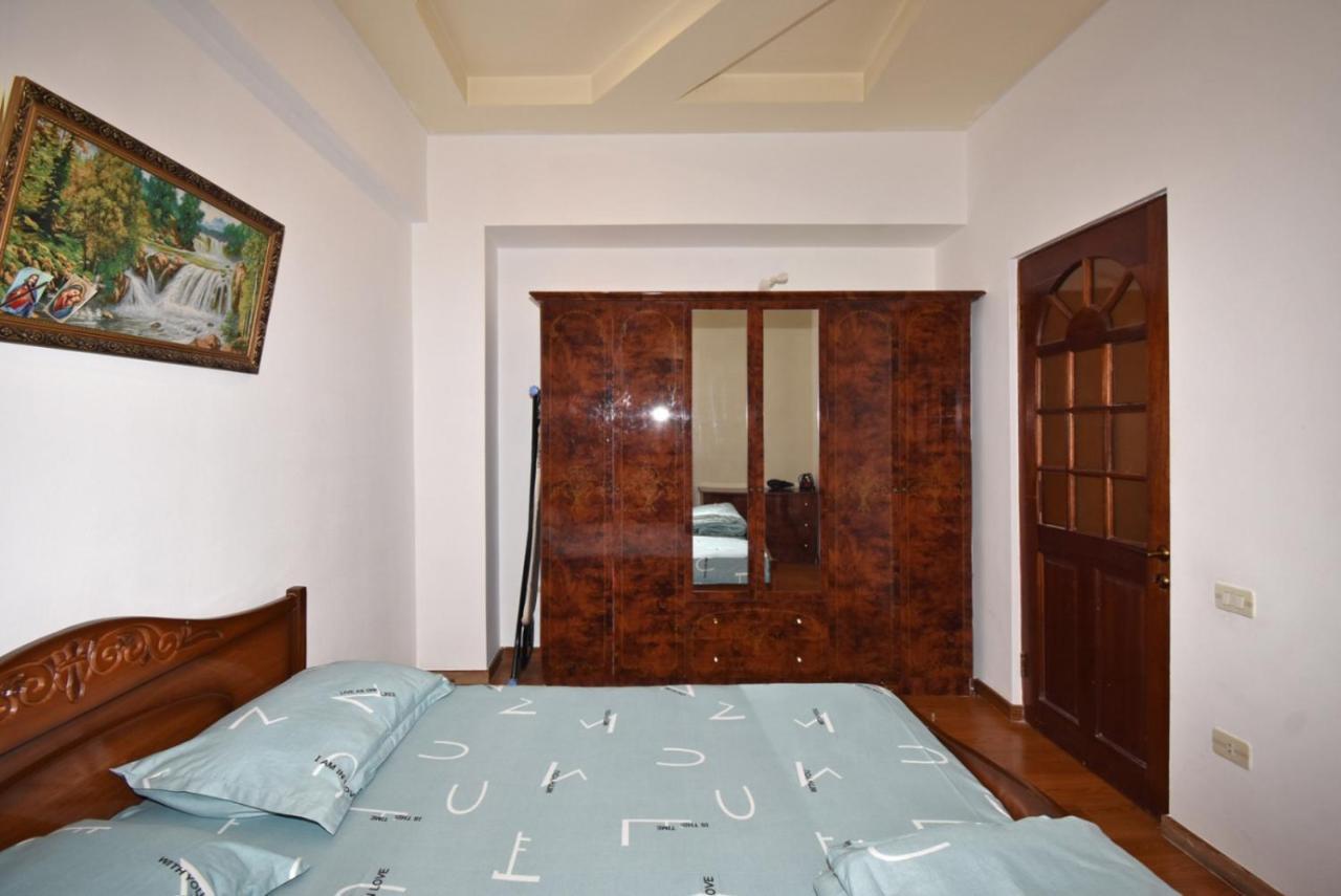 Abovyan Street 16, Apartment No 24 エレバン エクステリア 写真