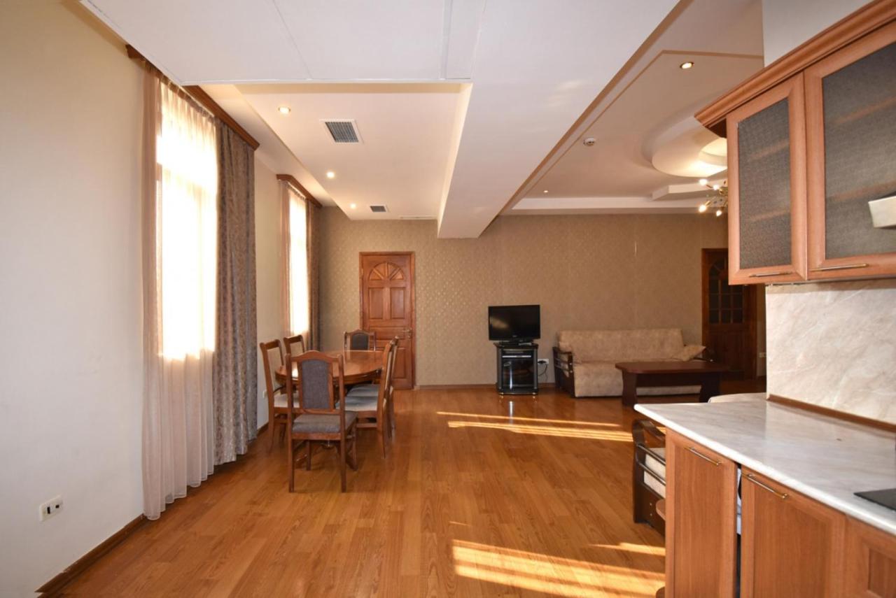 Abovyan Street 16, Apartment No 24 エレバン エクステリア 写真