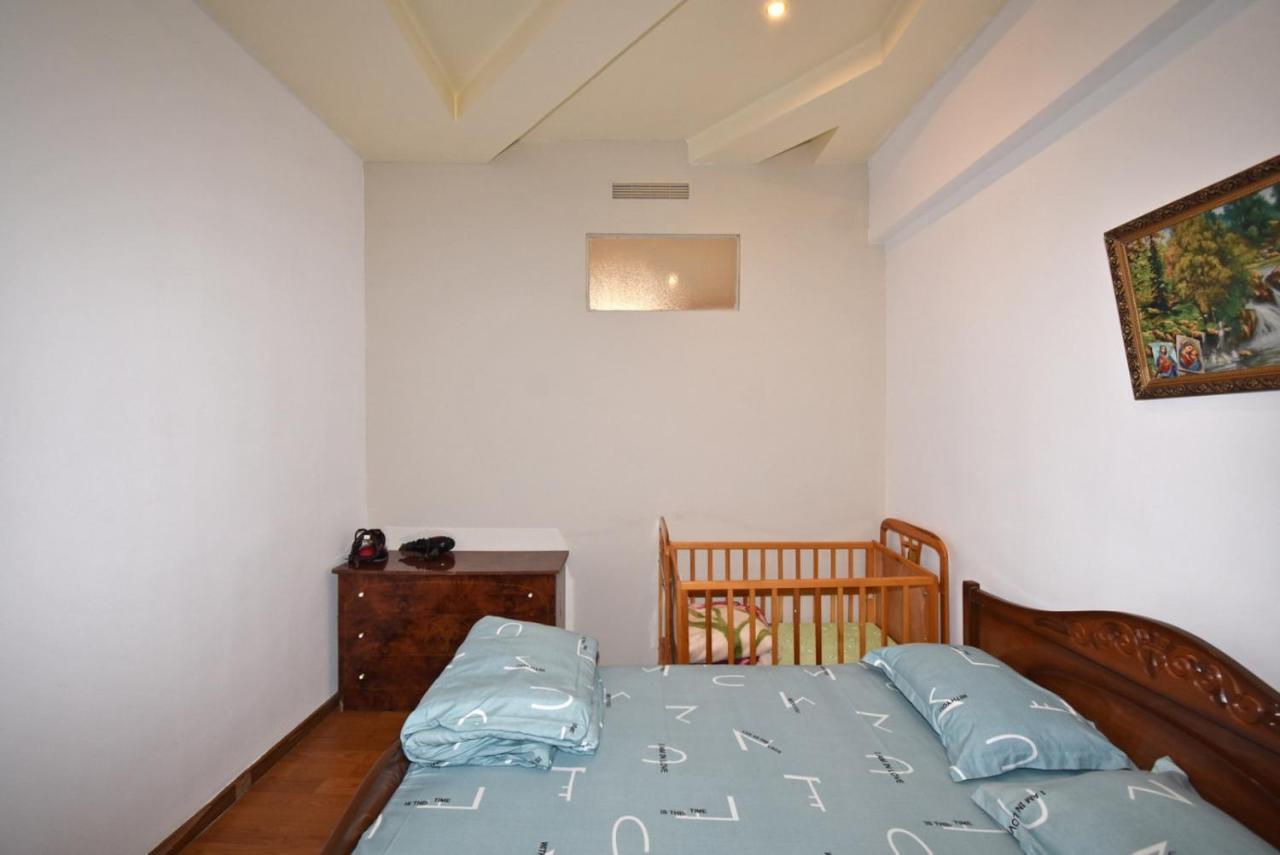 Abovyan Street 16, Apartment No 24 エレバン エクステリア 写真